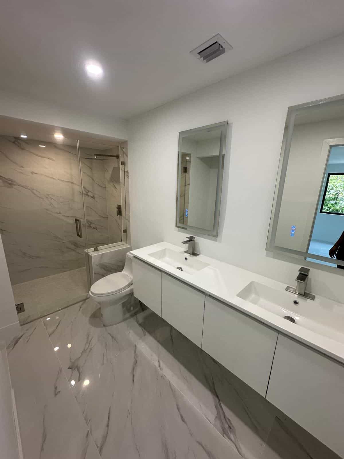 Before and after of a Bathroom remodeling by a plumber in Miami