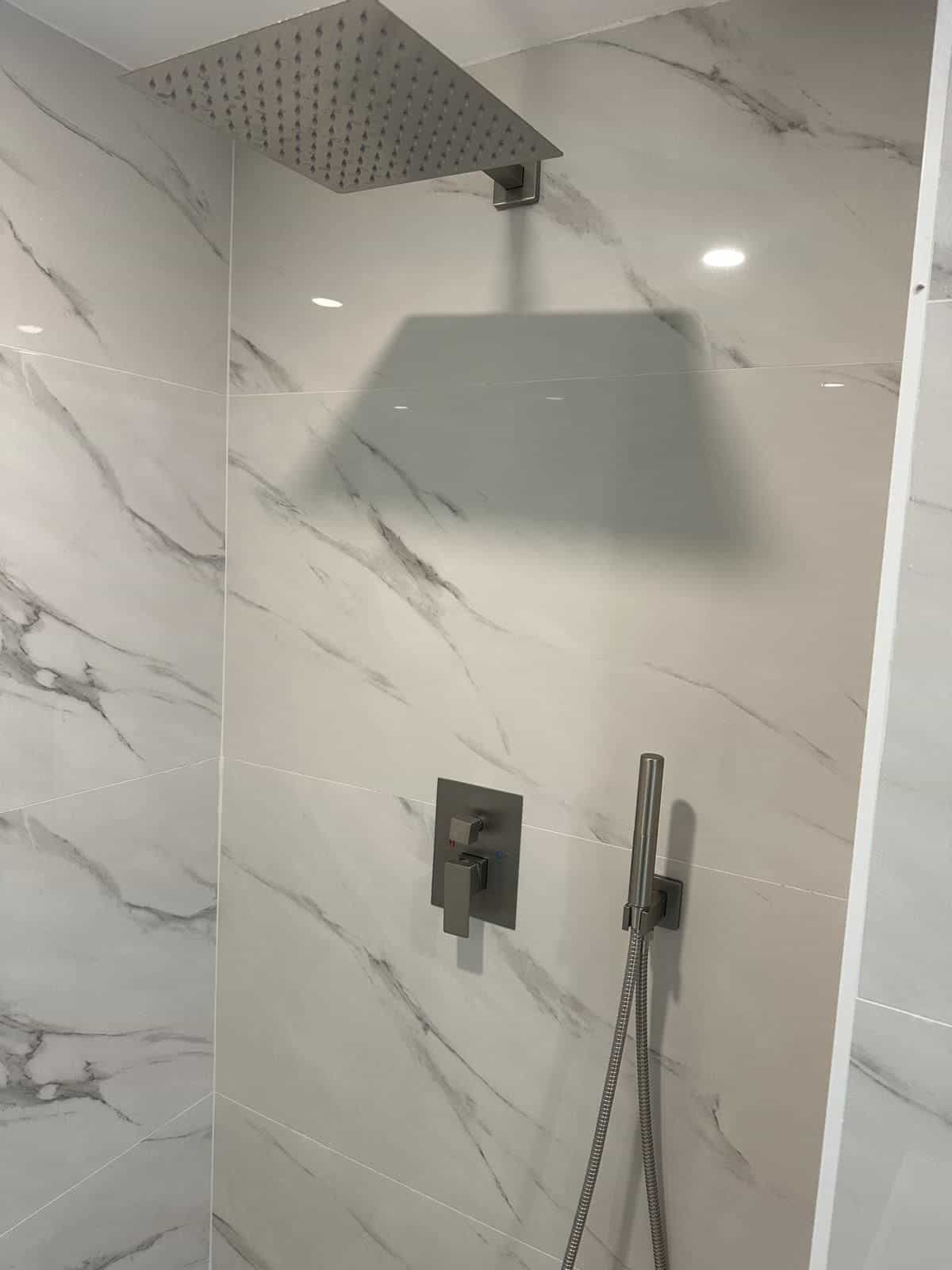 Before and after of a Bathroom remodeling by a plumber in Miami