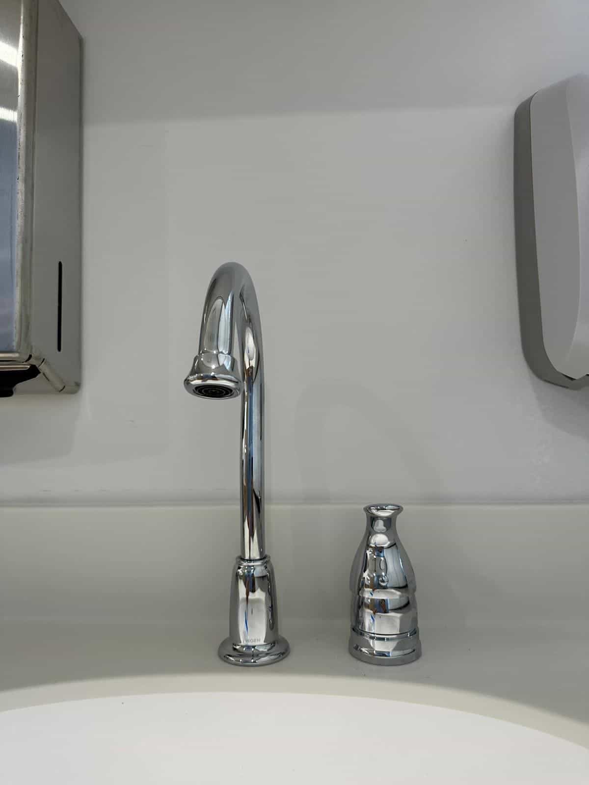 Before and after of a Faucet installation by a plumber in Miami