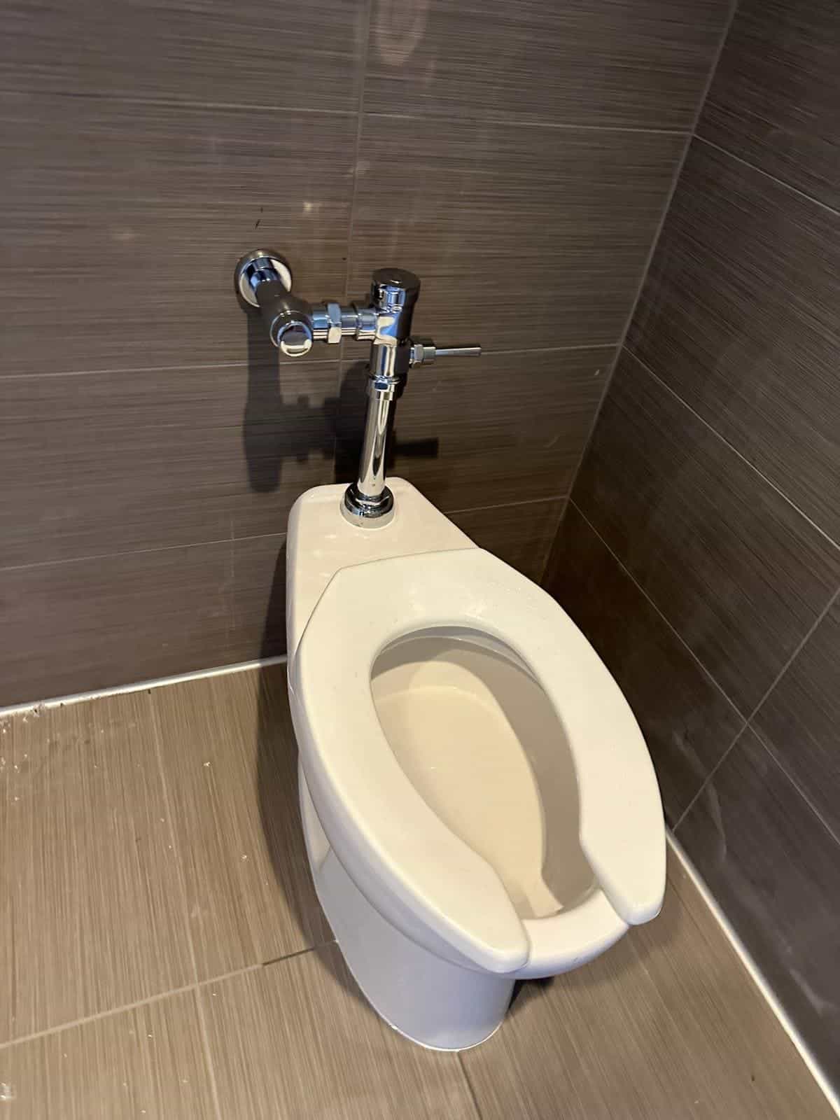 Before and after of a Toilet installation by a plumber in Miami
