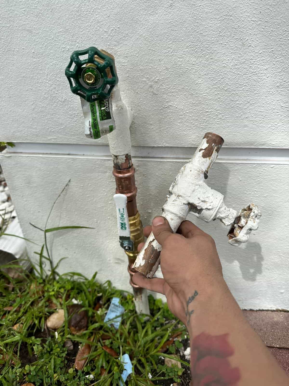 Before and after of a Main valve replacement by a plumber in Miami